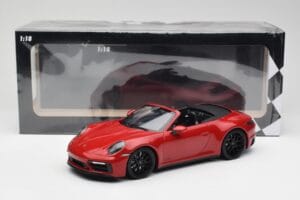 Porsche 911 992 Carrera 4 GTS Cabriolet Vermelho Minichamps 1:18 155063032 Metal - imagem 6 de 6