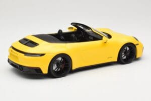 Porsche 911 992 Carrera 4 GTS Cabriolet Amarelo Minichamps 1:18 155063030 Metal - imagem 2 de 6