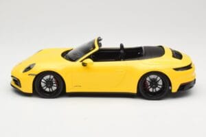 Porsche 911 992 Carrera 4 GTS Cabriolet Amarelo Minichamps 1:18 155063030 Metal - imagem 3 de 6