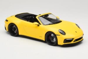 Porsche 911 992 Carrera 4 GTS Cabriolet Amarelo Minichamps 1:18 155063030 Metal - imagem 4 de 6