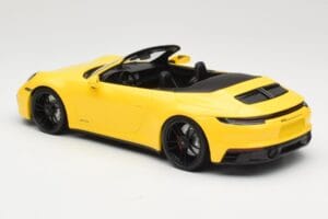 Porsche 911 992 Carrera 4 GTS Cabriolet Amarelo Minichamps 1:18 155063030 Metal - imagem 5 de 6
