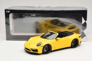 Porsche 911 992 Carrera 4 GTS Cabriolet Amarelo Minichamps 1:18 155063030 Metal - imagem 6 de 6