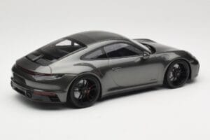 Porsche 911 992 Carrera 4 GTS Green Metallic Minichamps 1:18 155063101 Metal - imagem 2 de 6