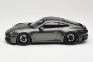 Porsche 911 992 Carrera 4 GTS Green Metallic Minichamps 1:18 155063101 Metal - imagem 3 de 6