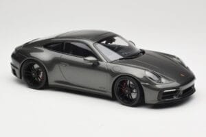 Porsche 911 992 Carrera 4 GTS Green Metallic Minichamps 1:18 155063101 Metal - imagem 4 de 6