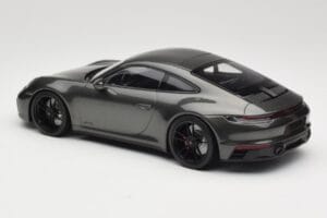 Porsche 911 992 Carrera 4 GTS Green Metallic Minichamps 1:18 155063101 Metal - imagem 5 de 6