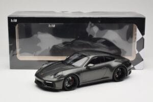 Porsche 911 992 Carrera 4 GTS Green Metallic Minichamps 1:18 155063101 Metal - imagem 6 de 6