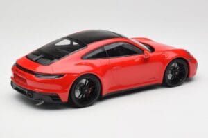 Porsche 911 992 Carrera 4 GTS Vermelho Minichamps 1:18 155063100 Metal - imagem 2 de 6