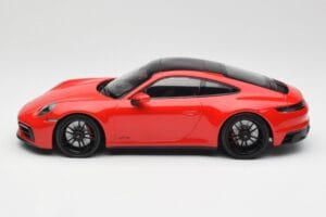 Porsche 911 992 Carrera 4 GTS Vermelho Minichamps 1:18 155063100 Metal - imagem 3 de 6
