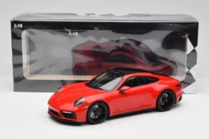 Porsche 911 992 Carrera 4 GTS Vermelho Minichamps 1:18 155063100 Metal - imagem 6 de 6