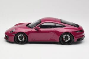 Porsche 911 992 Carrera 4 GTS Rubystar Minichamps 1:18 155063102 Metal - imagem 3 de 6