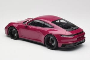Porsche 911 992 Carrera 4 GTS Rubystar Minichamps 1:18 155063102 Metal - imagem 5 de 6