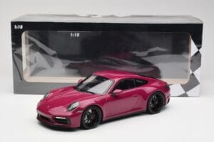 Porsche 911 992 Carrera 4 GTS Rubystar Minichamps 1:18 155063102 Metal - imagem 6 de 6