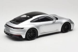 Porsche 911 992 Carrera 4 GTS Prata Minichamps 1:18 155063104 Metal - imagem 2 de 6
