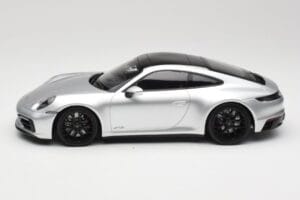 Porsche 911 992 Carrera 4 GTS Prata Minichamps 1:18 155063104 Metal - imagem 3 de 6