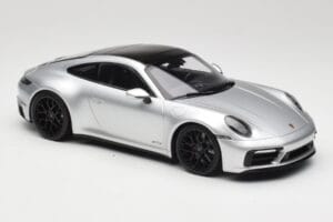Porsche 911 992 Carrera 4 GTS Prata Minichamps 1:18 155063104 Metal - imagem 4 de 6
