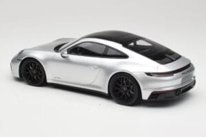 Porsche 911 992 Carrera 4 GTS Prata Minichamps 1:18 155063104 Metal - imagem 5 de 6