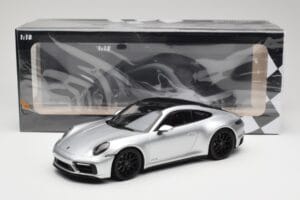 Porsche 911 992 Carrera 4 GTS Prata Minichamps 1:18 155063104 Metal - imagem 6 de 6