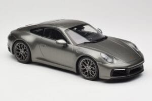 Porsche 911 992 Carrera 4S Aventurine Green Metallic Minichamps 1:18 155067328 Metal - imagem 2 de 6