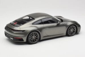 Porsche 911 992 Carrera 4S Aventurine Green Metallic Minichamps 1:18 155067328 Metal - imagem 3 de 6