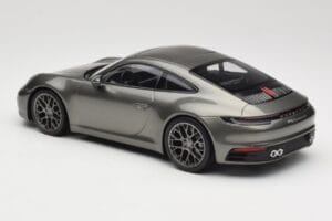 Porsche 911 992 Carrera 4S Aventurine Green Metallic Minichamps 1:18 155067328 Metal - imagem 4 de 6