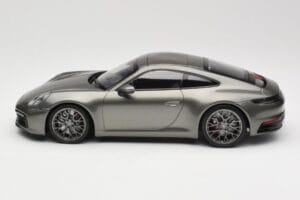 Porsche 911 992 Carrera 4S Aventurine Green Metallic Minichamps 1:18 155067328 Metal - imagem 5 de 6