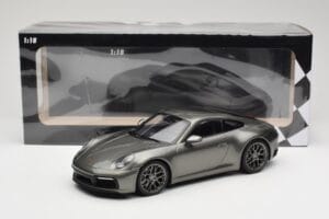 Porsche 911 992 Carrera 4S Aventurine Green Metallic Minichamps 1:18 155067328 Metal - imagem 6 de 6