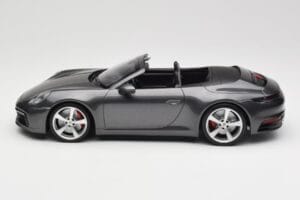 Porsche 911 992 Carrera 4S Cabriolet Agate Grey Metallic Minichamps 1:18 155067336 Metal - imagem 3 de 6