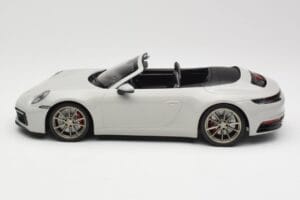 Porsche 911 992 Carrera 4S Cabriolet Cinzento Minichamps 1:18 155067335 Metal - imagem 3 de 6