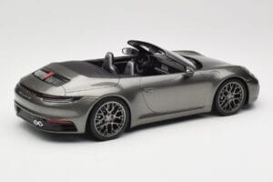 Porsche 911 992 Carrera 4S Cabriolet Mamba Green Metallic Minichamps 1:18 155067337 Metal - imagem 2 de 6