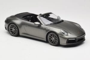 Porsche 911 992 Carrera 4S Cabriolet Mamba Green Metallic Minichamps 1:18 155067337 Metal - imagem 4 de 6