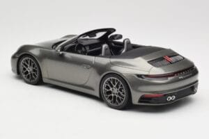 Porsche 911 992 Carrera 4S Cabriolet Mamba Green Metallic Minichamps 1:18 155067337 Metal - imagem 5 de 6