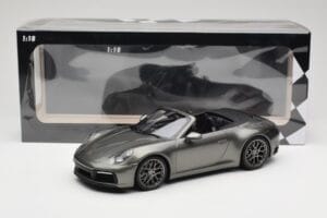 Porsche 911 992 Carrera 4S Cabriolet Mamba Green Metallic Minichamps 1:18 155067337 Metal - imagem 6 de 6