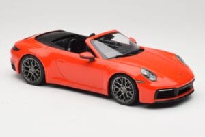 Porsche 911 992 Carrera 4S Cabriolet Laranja Minichamps 1:18 155067334 Metal - imagem 4 de 6