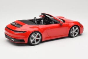 Porsche 911 992 Carrera 4S Cabriolet Vermelho Minichamps 1:18 155067331 Metal - imagem 2 de 6