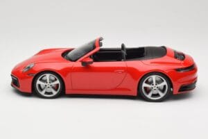 Porsche 911 992 Carrera 4S Cabriolet Vermelho Minichamps 1:18 155067331 Metal - imagem 3 de 6