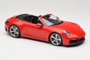 Porsche 911 992 Carrera 4S Cabriolet Vermelho Minichamps 1:18 155067331 Metal - imagem 4 de 6