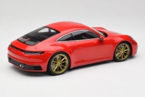 Porsche 911 992 Carrera 4S Guards Vermelho & Rodas Douradas Minichamps 1:18 153067328 Metal - imagem 2 de 6