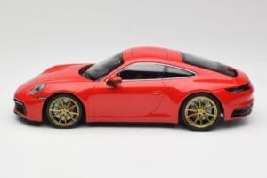 Porsche 911 992 Carrera 4S Guards Vermelho & Rodas Douradas Minichamps 1:18 153067328 Metal - imagem 3 de 6