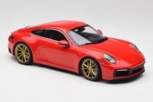 Porsche 911 992 Carrera 4S Guards Vermelho & Rodas Douradas Minichamps 1:18 153067328 Metal - imagem 4 de 6