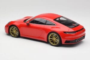 Porsche 911 992 Carrera 4S Guards Vermelho & Rodas Douradas Minichamps 1:18 153067328 Metal - imagem 5 de 6