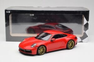 Porsche 911 992 Carrera 4S Guards Vermelho & Rodas Douradas Minichamps 1:18 153067328 Metal - imagem 6 de 6
