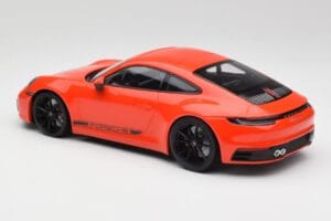 Porsche 911 992 Carrera 4S Lava Laranja Minichamps 1:18 155067327 Metal - imagem 5 de 6