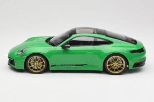 Porsche 911 992 Carrera 4S Python Green Minichamps 1:18 155067325 Metal - imagem 3 de 6