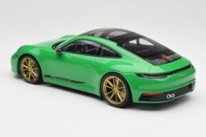 Porsche 911 992 Carrera 4S Python Green Minichamps 1:18 155067325 Metal - imagem 5 de 6