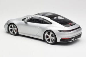 Porsche 911 992 Carrera 4S Prateado Minichamps 1:18 155067322 Metal - imagem 5 de 6