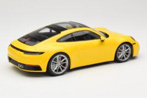 Porsche 911 992 Carrera 4S Amarelo Minichamps 1:18 155067320 Metal - imagem 2 de 6