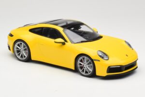 Porsche 911 992 Carrera 4S Amarelo Minichamps 1:18 155067320 Metal - imagem 4 de 6