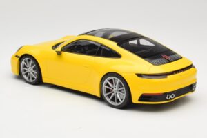 Porsche 911 992 Carrera 4S Amarelo Minichamps 1:18 155067320 Metal - imagem 5 de 6