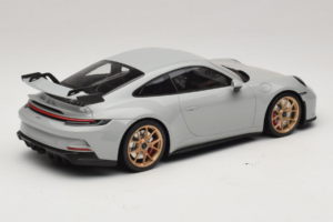 Porsche 911 992 GT3 Chalk Jantes Douradas Minichamps 1:18 117069001 Metal - imagem 2 de 6